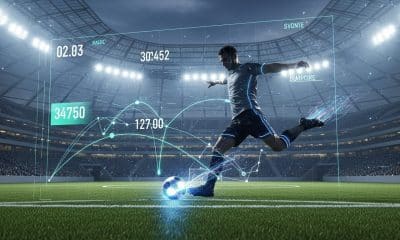 Ilustrasi atlet sepak bola dengan hamparan data analitik digital dari teknologi olahraga modern.